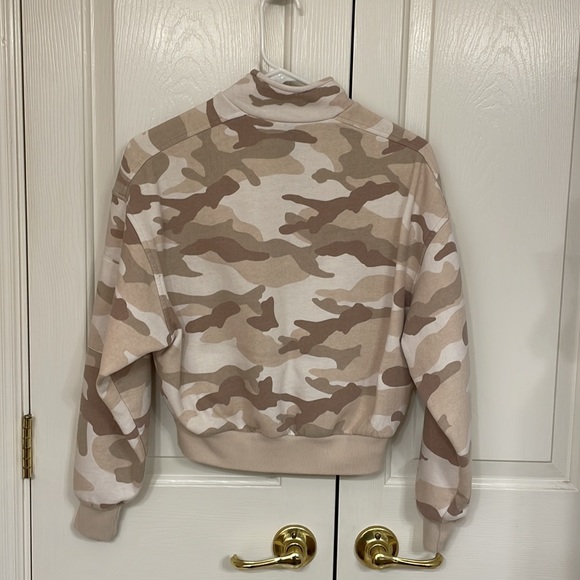 H&M Tan Camo Cropped Sweatshirt - Picture 2 of 2